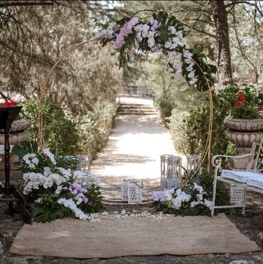 arco floral con velas